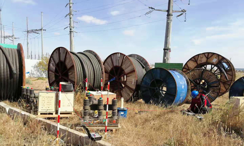 變電站內真空斷路器試驗現場