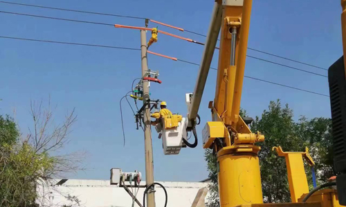 10kV光伏Ⅱ線工業園乙支線帶電作業操作現場