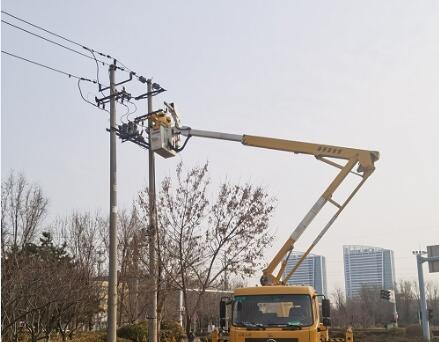2024年3月7日，青海東線01—06號桿加裝驅鳥器，占位器，隔離刀閘，開關護套工作現場